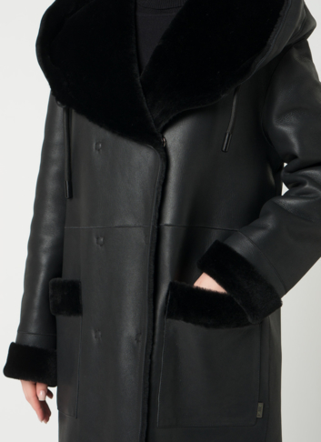 Удлиненная женская дубленка с капюшоном