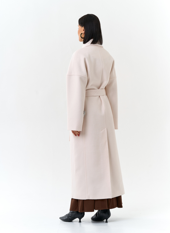 Светлое женское пальто с воротником шаль