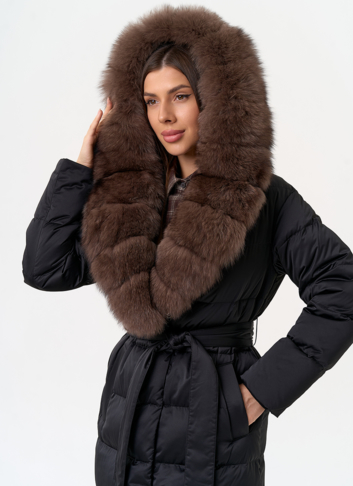 Женский пуховик с капюшоном из меха песца