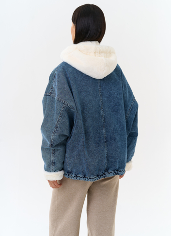 Женская утепленная джинсовая куртка с отделкой из эко меха