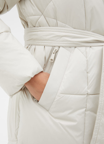 Женский светлый пуховик с капюшоном и поясом