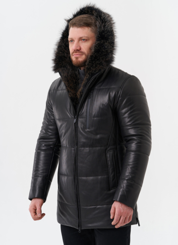 Пуховик из натуральной кожи с отделкой из меха енота