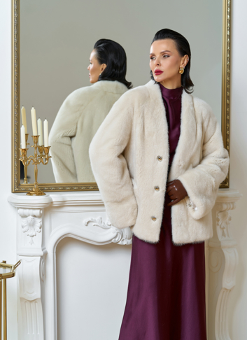 Укороченная шуба из меха норки с акцентными пуговицами