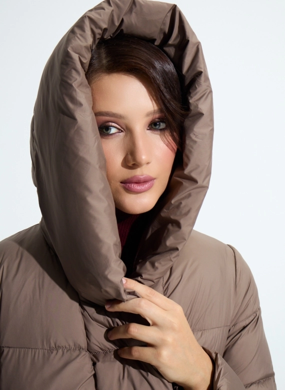 Женский пуховик с капюшоном фото