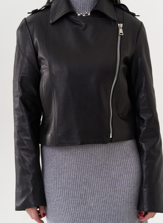 Укороченная куртка из натуральной кожи