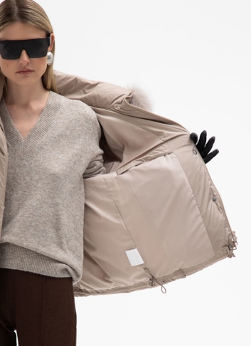 Короткий пуховик с капюшоном из меха песца