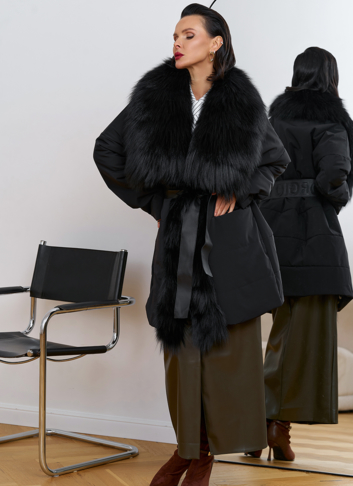 Женское зимнее полупальто черного цвета с мехом лисы