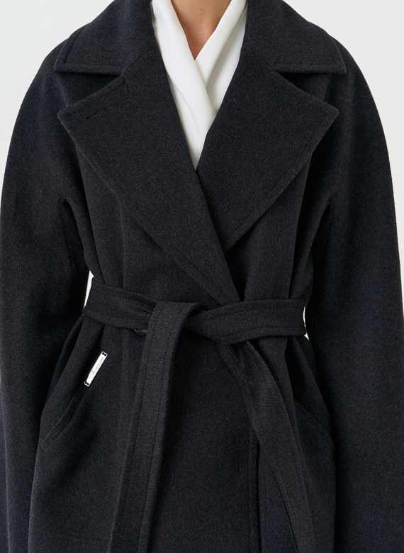 Женское укороченное пальто с английским воротником