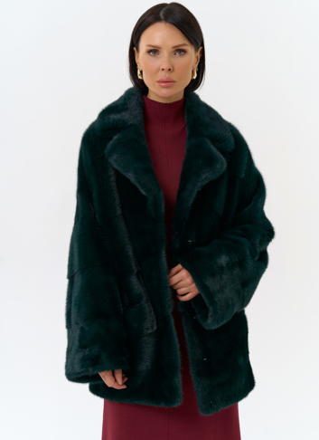 Шуба из меха норки с английским воротником в зеленом цвете