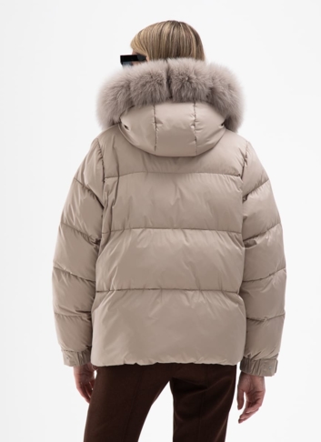 Короткий пуховик с капюшоном из меха песца