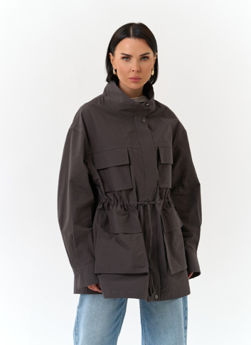 Женская куртка ветровка с накладными карманами Женская куртка ветровка с накладными карманами