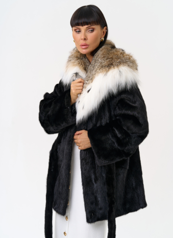 Женская шуба из меха норки с капюшоном из меха рыси