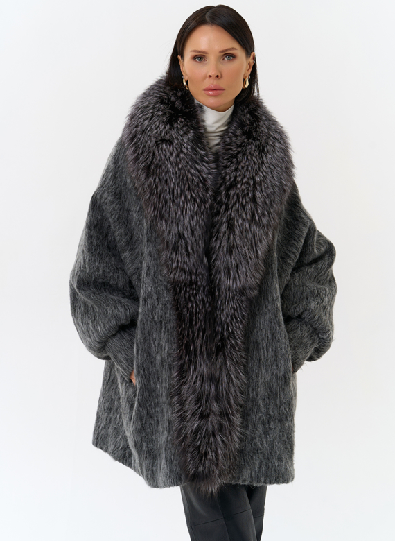 Женский удлиненный пуховик с отделкой из меха чернобурки
