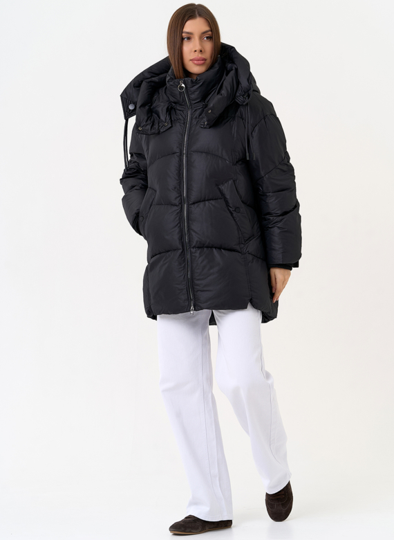Женский пуховик черного цвета с капюшоном