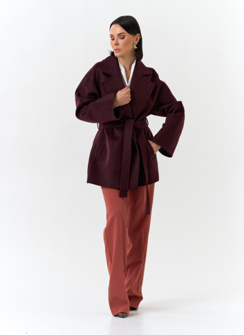 Женское укороченное пальто с английским воротником