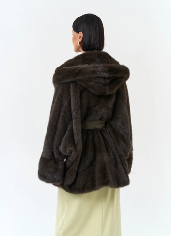 Женская шуба из меха норки с капюшоном