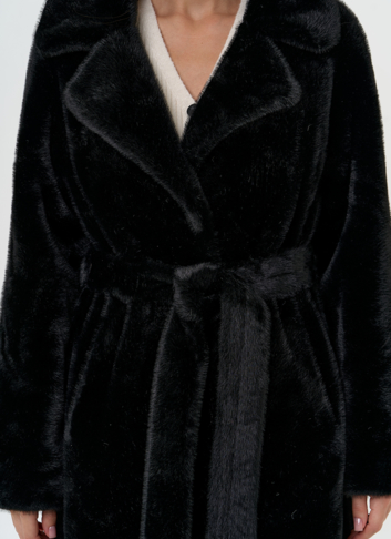 Женское пальто из эко меха с декоративными молниями