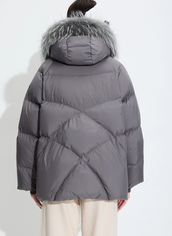 Женский пуховик с мехом енота на капюшоне фото