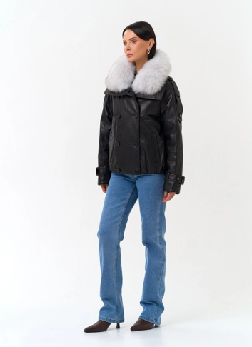 Женский кожаный пуховик с воротником из песца