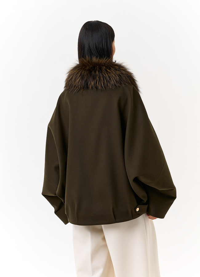 фото Женское укороченное пальто с отделкой из меха лисы модель № 32858