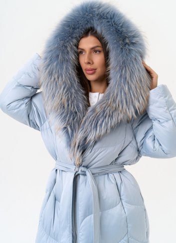 Женский пуховик голубого цвета с отделкой из меха лисы