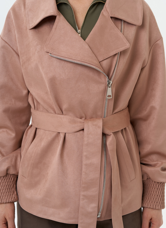 Женская куртка из эко замши с поясом