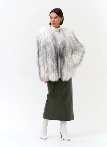 Светлая шуба из меха лисы