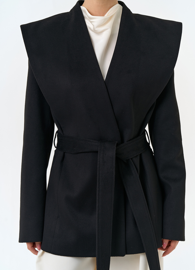 Женское укороченное пальто с акцентными плечами модель № 32855 универмаг малина