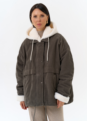 Женская утепленная куртка с отделкой из эко меха