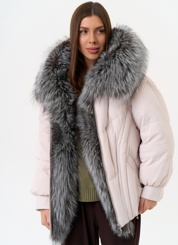 Женский пуховик с отделкой из меха чернобурки