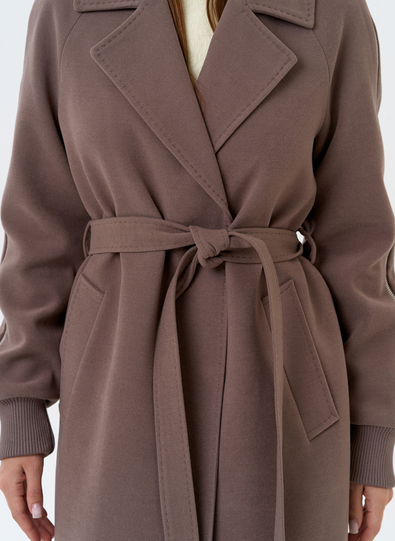 Женское пальто с декоративными молниями