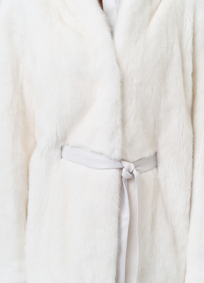 Короткая шуба из норки белого цвета модель № 31179 в рассрочку