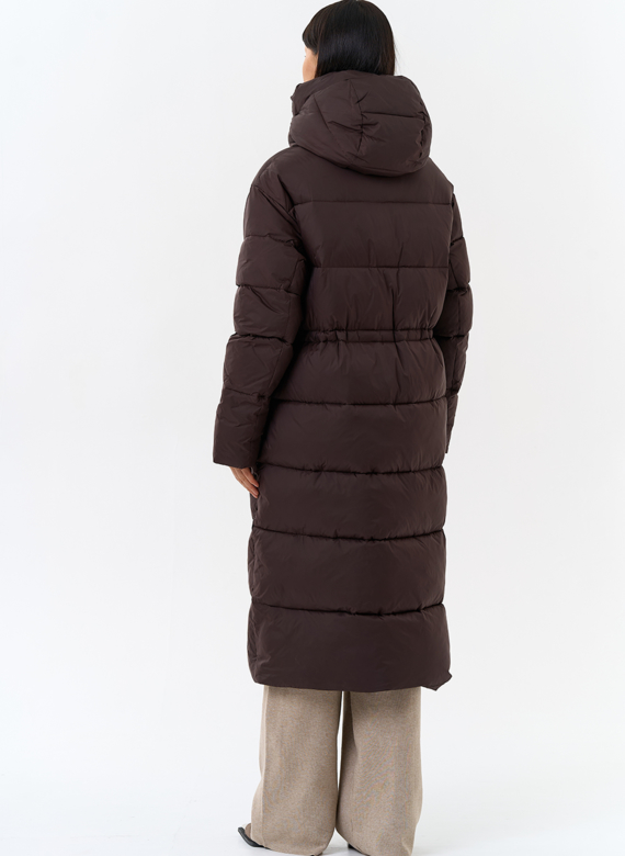 Женский пуховик коричневого цвета с капюшоном