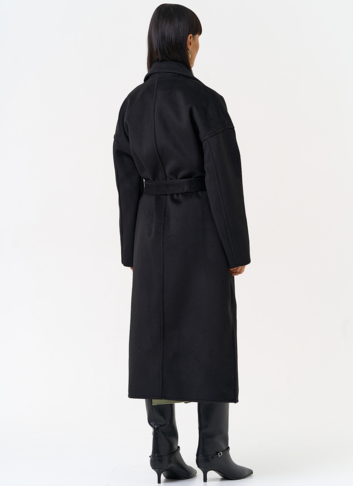 Женское двубортное пальто черного цвета