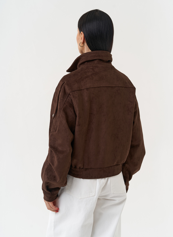 Женская куртка бомбер из эко замши коричневого цвета