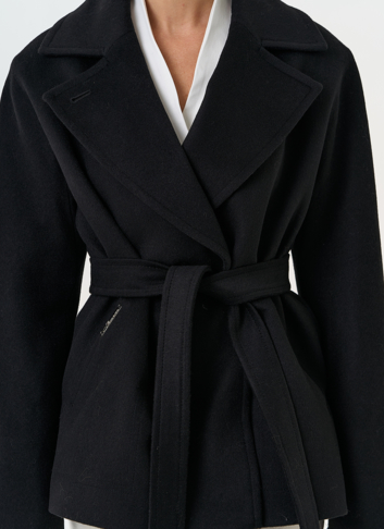 Женское укороченное пальто с английским воротником