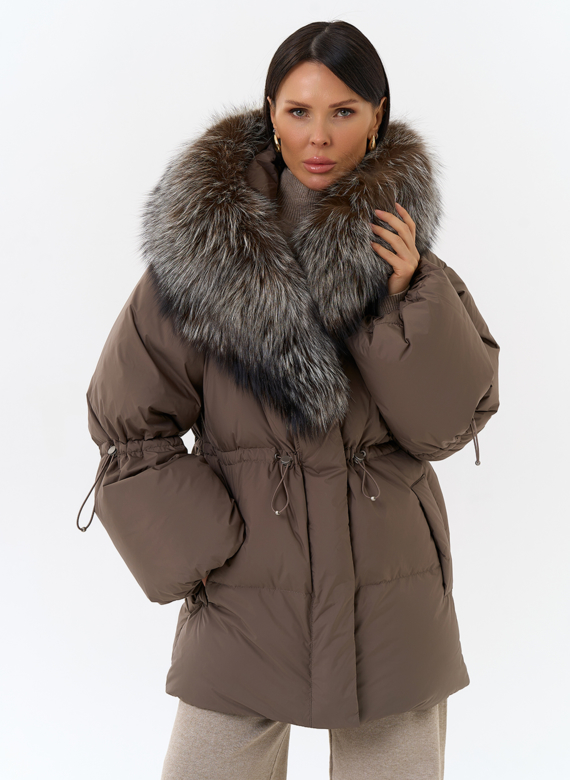 Женский пуховик с капюшоном из меха чернобурки