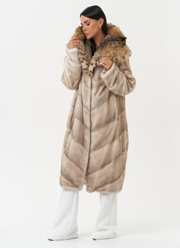 Женская шуба из меха норки с капюшоном из меха рыси